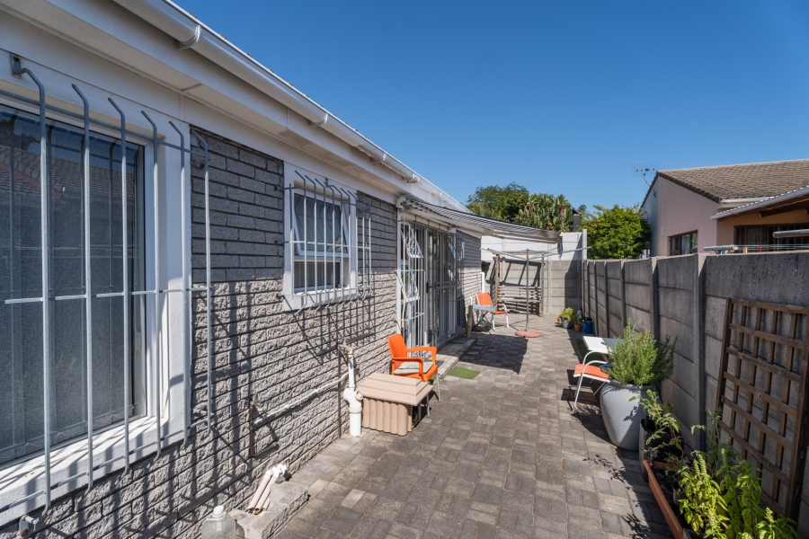 4 Bedroom Property for Sale in Mikro Park Western Cape